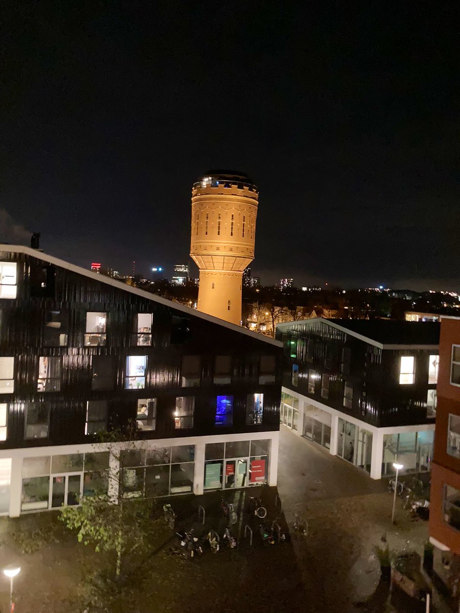 Met bioloog &amp; bewoner van De Branding plannen gesmeed voor uitbreiding Zusterpark Rotsoord. Wat als je lange groene vingers gaat kweken vanuit de kern: de 3 mobiele tuinen op De Trip? Verticaal voor insecten &amp; vogels, horizontaal voor egels &amp; mensen. #RotsoordGroen #parkmaken 🌳