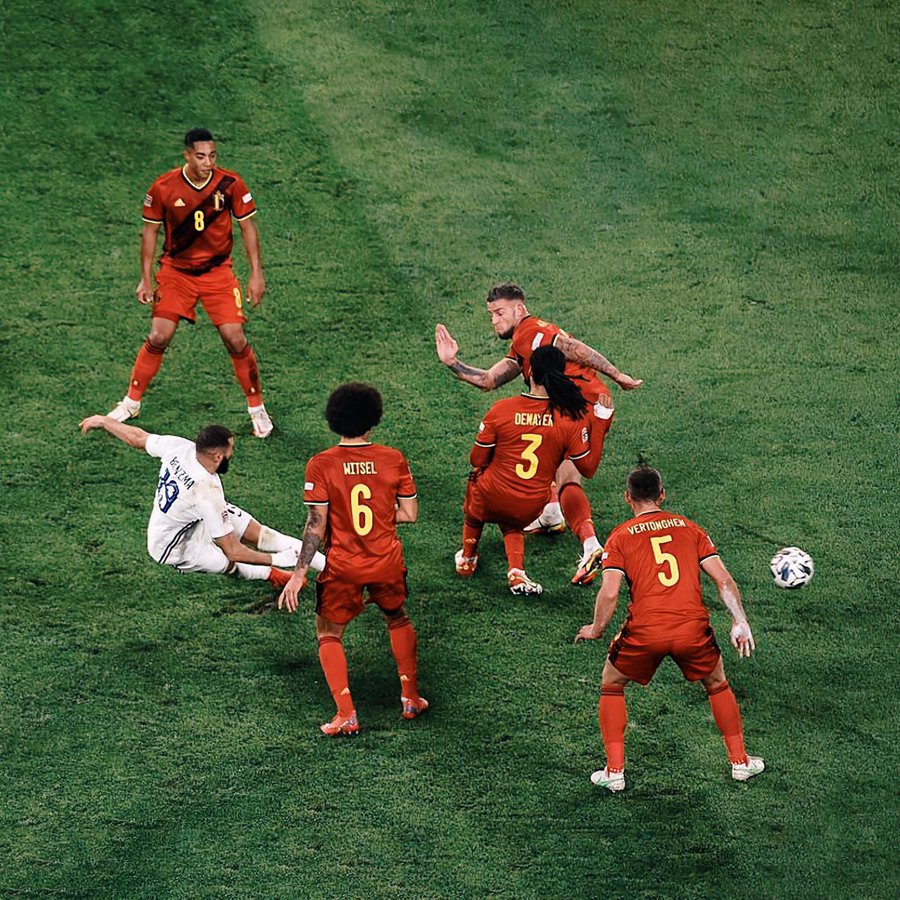 TFoot__'s tweet photo. Karim Benzema 4ème au ballon d'or.

Une honte pour le football @francefootball 

#BallonDor https://t.co/o0J5c7huXF