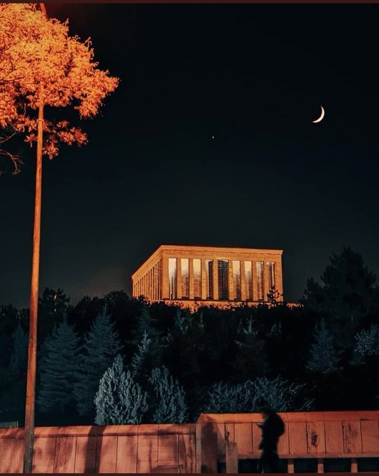 Anıtkabir'in ışıklarını söndürmeye kimsenin gücü yetmez. 

Herkes haddini bilecek.

ATAM sen rahat uyu, bilmiyorlar ki senin bizlere bıraktığın eserlerin ışığının  bizim yolumuzu aydınlattığını.