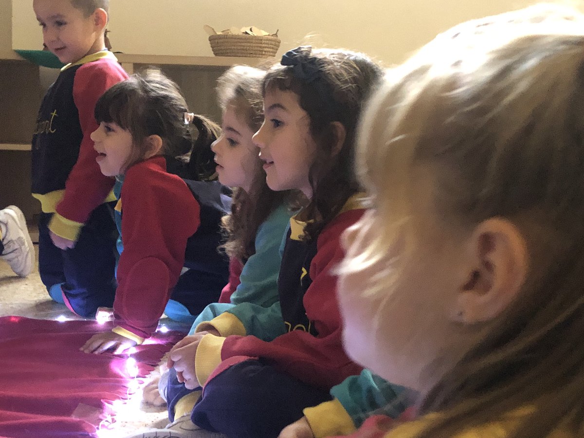 Csdomingo's tweet photo. Cuando se crean ambientes mágicos dentro del aula el éxito del aprendizaje está garantizado y este se vuelve significativo. Así aprenden nuestros alumnos de #Infantil. #CreandoMagia #AprenderMola #MiCole #Momentum #AprendizajeEmergentePlus #AsíEsNazaret https://t.co/EttGHeGdiD