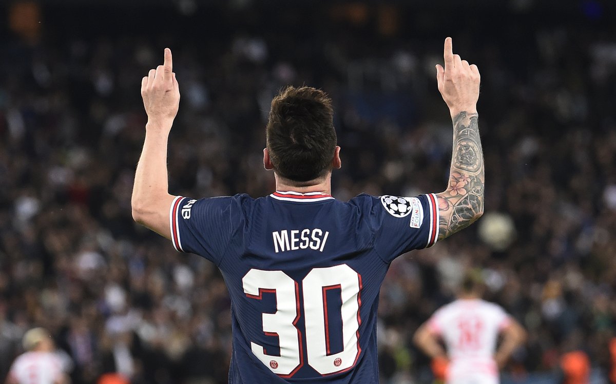 Sporf's tweet photo. 🎉 WINNER 🎉

🇦🇷 Lionel Messi wins the 2021 Ballon d’Or! 

🏆 2009
🏆 2010
🏆 2011
🏆 2012
🏆 2015
🏆 2019
🏆 2021

🔥The first player in football history to win SEVEN Ballon d’Ors! 

🐐 https://t.co/nOm3UT2bfv