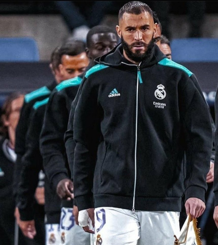 PiedsCarres's tweet photo. Comment expliquer à mon fils que le fumier a fini seulement 4ème au Ballon d'Or ? https://t.co/2jyPfaQDIe