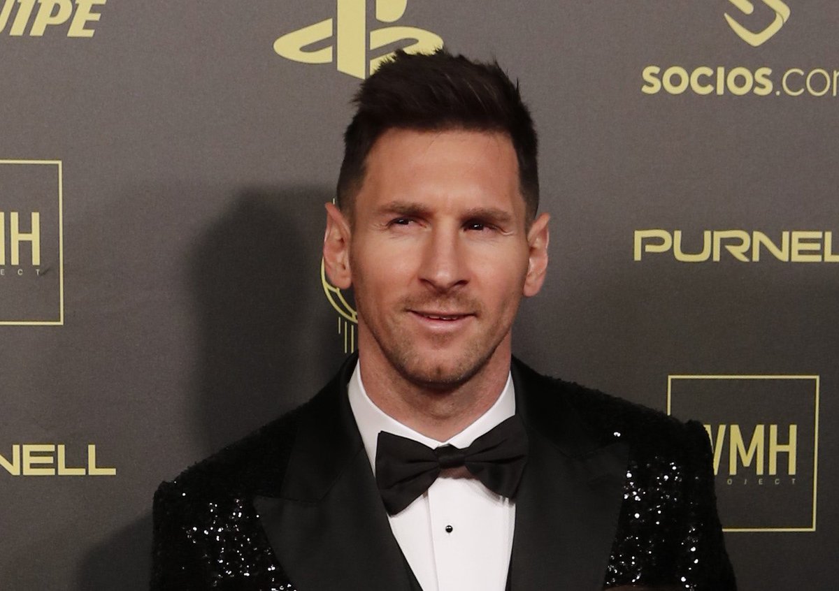 Juezcentral's tweet photo. OFICIAL. 12 años después de haber conseguido su primer balón de oro, Lionel Messi consigue el séptimo de su carrera, más que cualquier otro futbolista en la historia. Tremendo Lionel. https://t.co/mai6b6TBQg