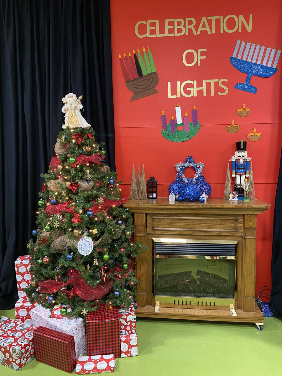 Aaaan we are off to a festive time! #emsb #celebrate #holidays ##weareenglishmtl