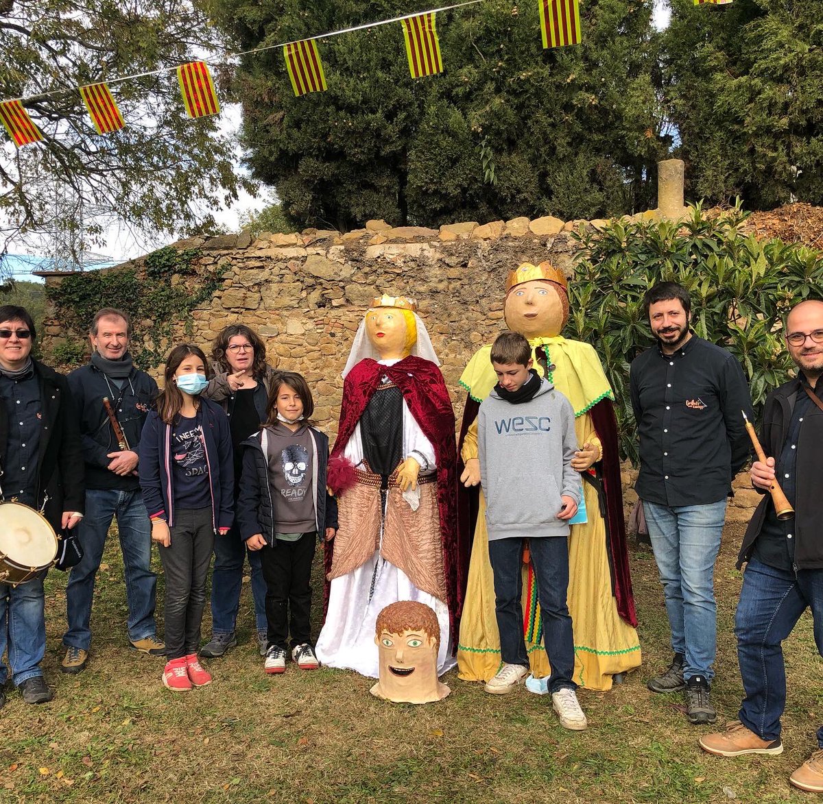 Ahir al matí ens vam retrobar per tocar per uns gegantons molt especials! Els gegantons de #Montcal . Com sempre, ens encanta tocar per ells! 😍 #grillatsambcanya #grillatsontour #CanetdAdri