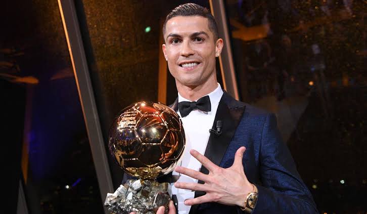 UtdFaithfuls's tweet photo. Media agenda, ridiculous rankings, Lewandowski robbed... makes you wonder how Cristiano Ronaldo managed to win it 5x when it's always him against the world. 🐐 https://t.co/lrEuLYzDOj