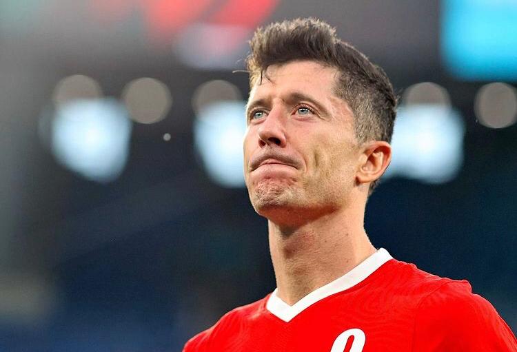 EkstraManu's tweet photo. Lewy vu par le monde. Vs Lewy vu par 170 journaliste sur terre #BallonDor https://t.co/uyaCawVKSd