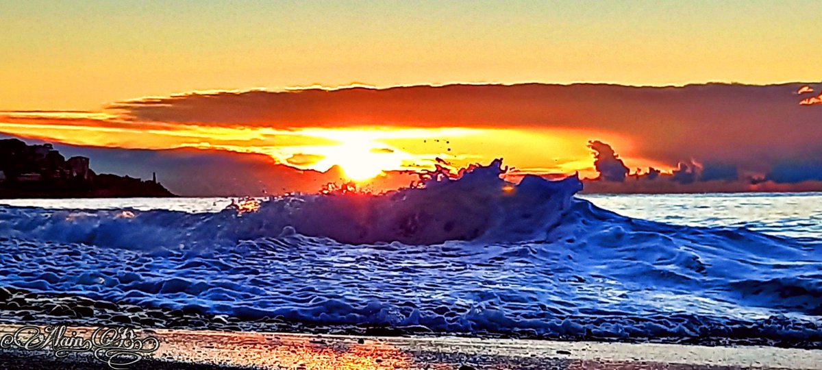 AlainBorsani's tweet photo. Voilà les Couleurs de ce Lundi Matin...Baïeta...#Ilovenice #explorenice #Nice #nice06 #FenetreSurNice #visitecotedazur https://t.co/RyskC12qXR