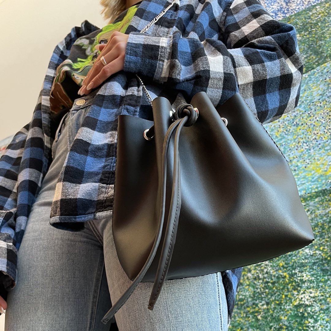 PomonaBags's tweet image. Excited to announce our next #design the Pomona Bucket!! Made from our signature #plantbased cactus 🌵 leather, this bag will release Friday December 3 at 11am central!! Likes and shares are much appreciated :)