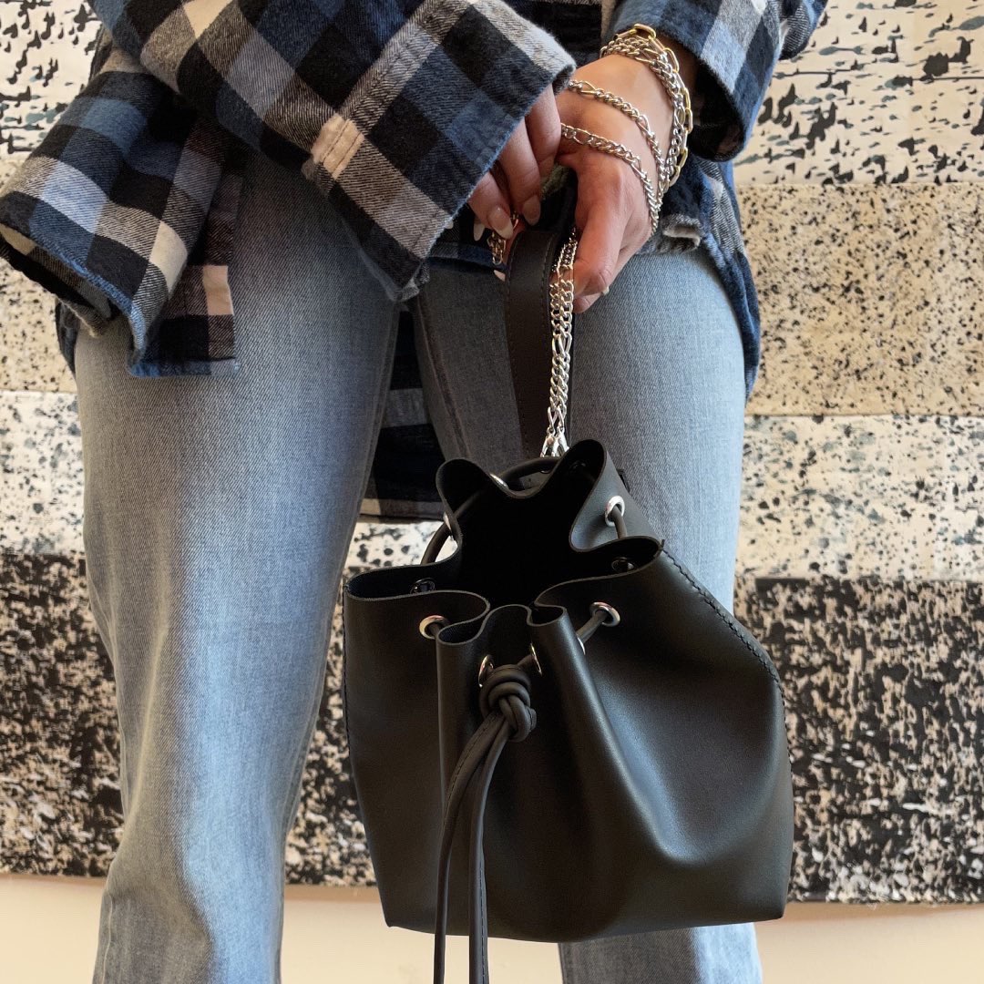 PomonaBags's tweet image. Excited to announce our next #design the Pomona Bucket!! Made from our signature #plantbased cactus 🌵 leather, this bag will release Friday December 3 at 11am central!! Likes and shares are much appreciated :)