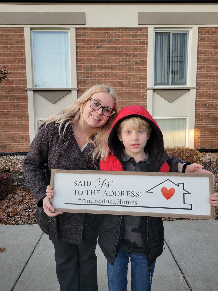 andreafickhomes's tweet photo. Just before the Holiday Sam and her family said yes to their new home. Kids were pretty excited! Thank you so much for trusting me and the process to getting the home that you wanted. #andreafickhomes #sellyeah #pickfick #remaxselect #remaxhustle #freshstart #buyerseller https://t.co/Nu37ErnUya