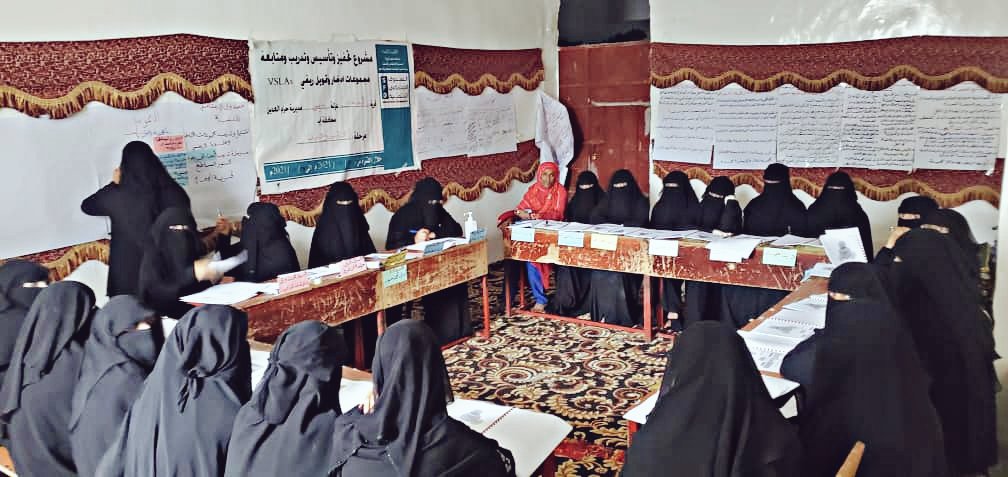 SFDYemen's tweet photo. Promoting #livelihoods is the surest pathway out of EXtreme poverty. SFD is supporting thousands to start/expand #SMEs #Yemen. In #HazmalUdain #Ibb, teams trained 760 members fm 37 #VSLAs on saving & finance. They'll also be trained on doing #feasibility_study, #Entrepreneurship https://t.co/HIHbTQY907