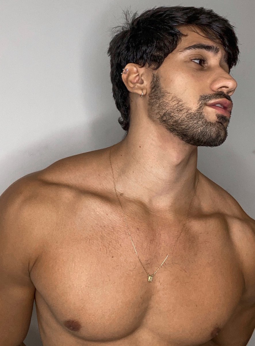 MathTorrezani's tweet image. Invejosos dirão que coloquei próteses de silicone!