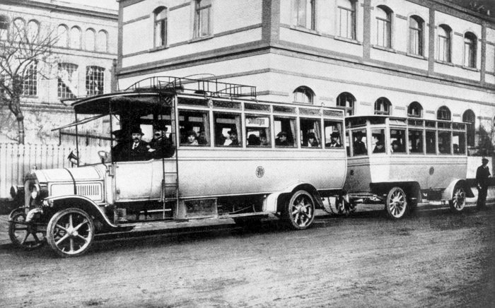 Первые автобусы в россии. Даймлер Бенц Бенц автобус. Даймлер 1904 Омнибус. Benz Gaggenau автобус. Mercedes Benz 3100 Omnibus.