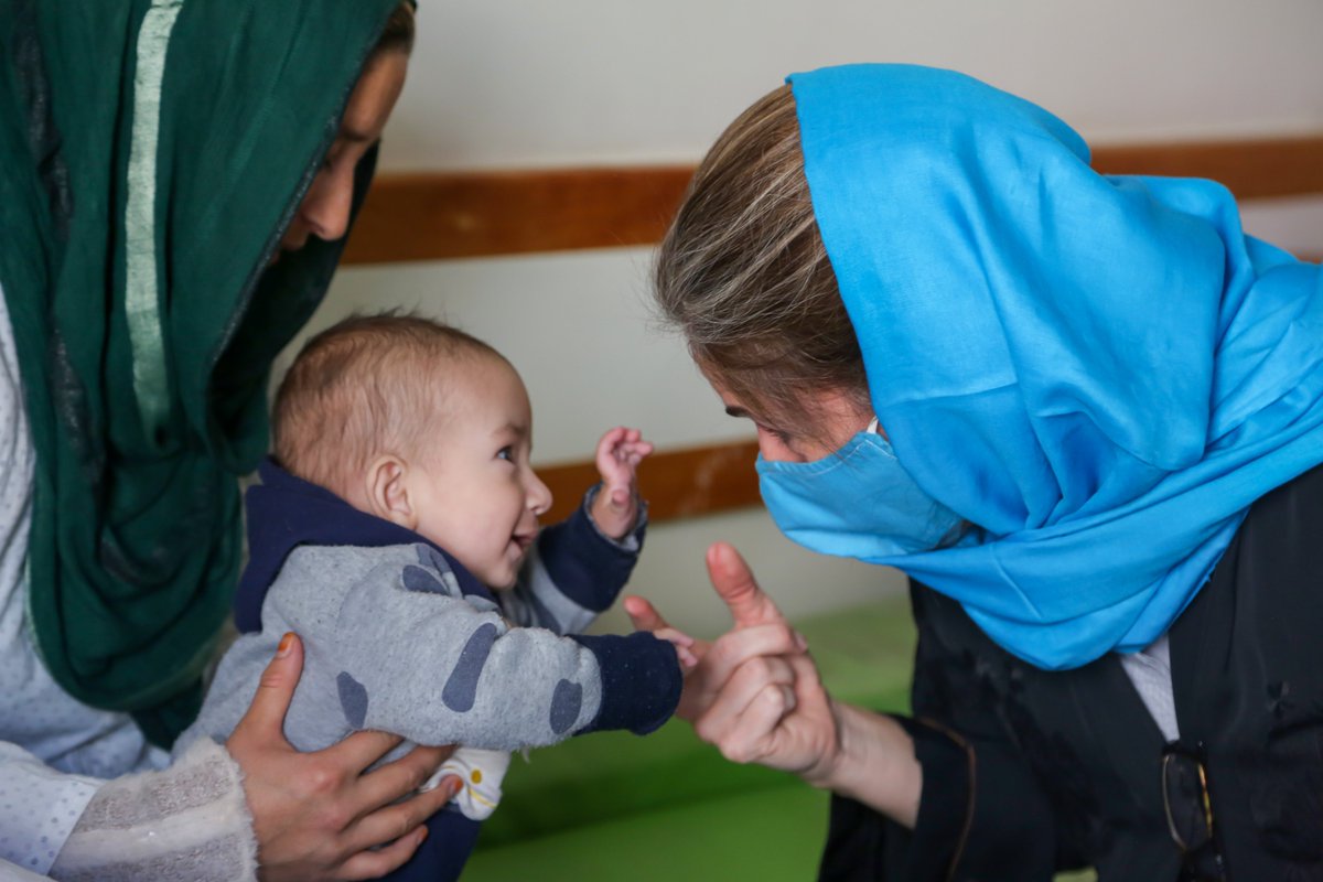 1 million #children under 5 in Afghanistan are at risk of severe acute malnutrition (SAM). 8 mnth old Daniel is being treated for SAM. 2 weeks later, he's healthier, curious & so playful! 1 more week of treatment, inc with @UNICEF's #RUTF, then he'll be💪 enough to go home💙🙏