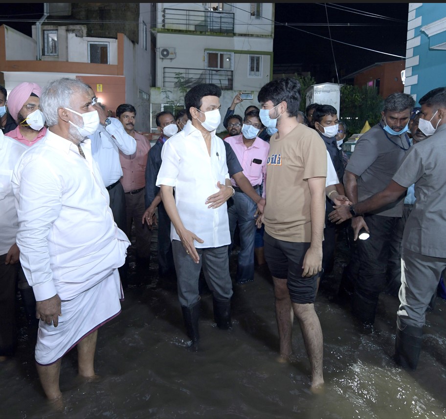 CMOTamilnadu's tweet photo. கொளத்தூர், நேதாஜி நகரில் மழை வெள்ளத்தால் பாதிக்கப்பட்ட பகுதிகளை மாண்புமிகு முதலமைச்சர் @mkstalin அவர்கள் பார்வையிட்டு ஆய்வு செய்து, மழைநீரை துரிதமாக அகற்றிட அலுவலர்களுக்கு உத்தரவிட்டு, பொதுமக்களிடம் தேவைப்படும் உதவிகள் குறித்து கேட்டறிந்தார். https://t.co/JiaG27VOcb