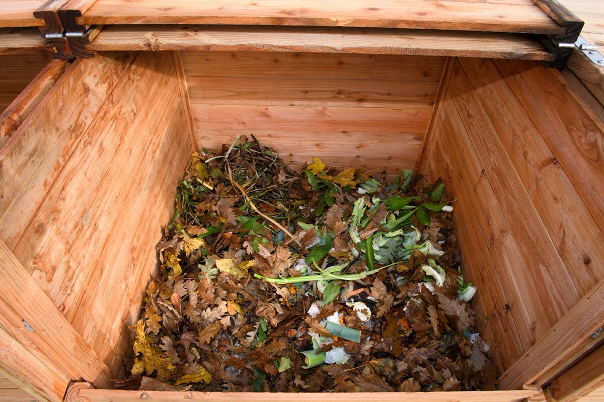 leCotentin's tweet photo. Le 1er composteur partagé de Valognes a été inauguré ce jour en partenariat avec la ville, @leCotentin et Manche Habitat. Les foyers de proximité auront la possibilité d'y déposer leurs biodéchets. Un projet citoyen qui redonne du sens à nos poubelles ! #zérodéchet #ENVIRONNEMENT https://t.co/aIBk08spvE