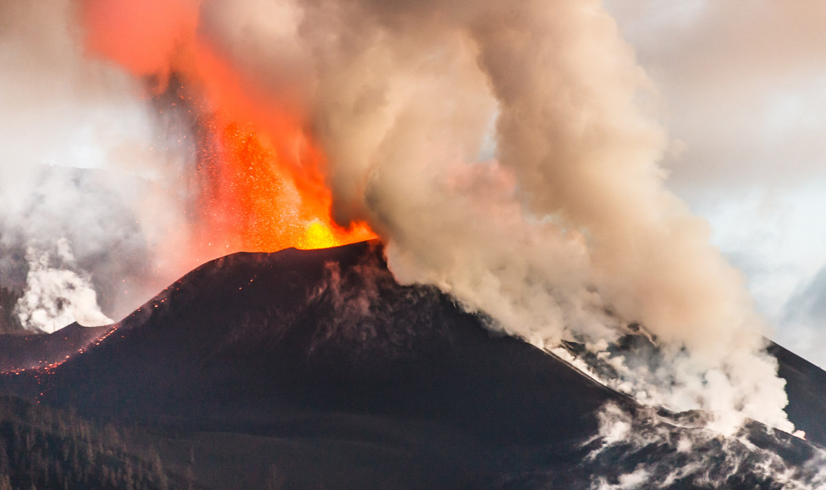Tsunami fears as La Palma volcano eruption rages on after more than 70 days https://t.co/o9gwcm80hA https://t.co/S0DoqQQXp7