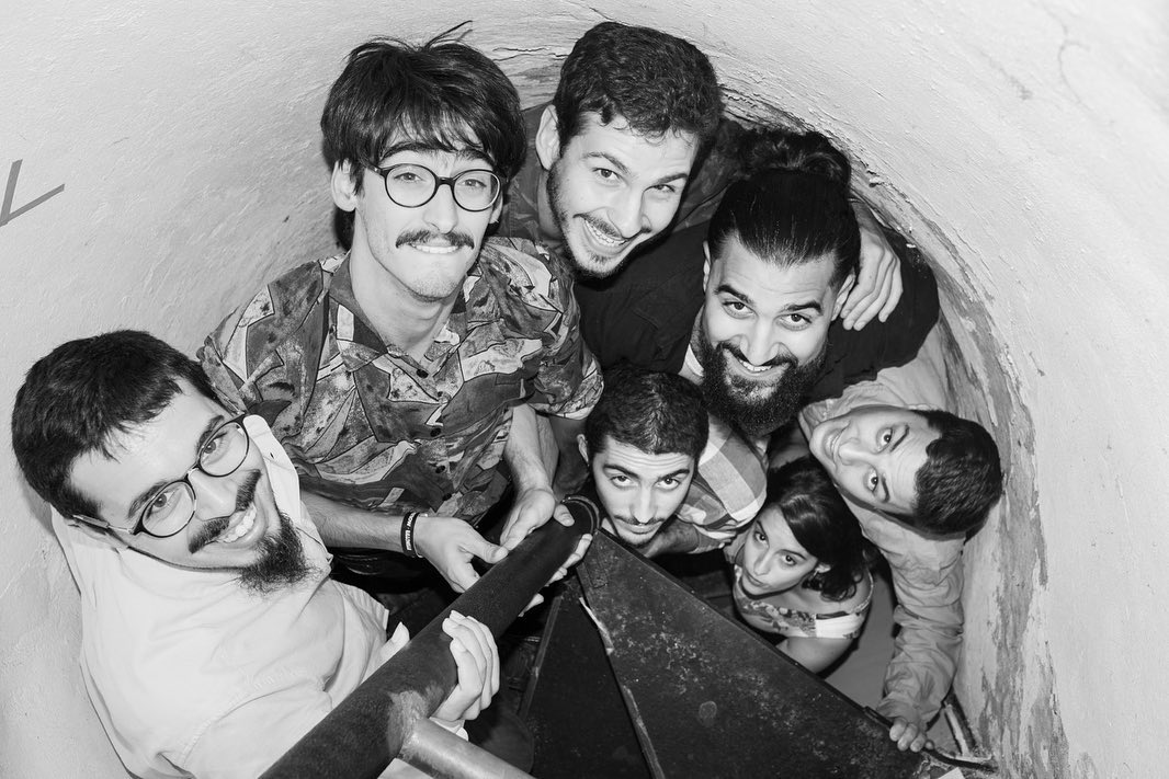 #HOY "Ronda Nocturna", uno de los temas que componen el nuevo disc de <a href="/salandrubanda/">Salandrú</a> "Antes de", que se presenta el 2 de diciembre en @LaTrastiendaMVD. La banda se formó en 2010 cuando cursaban 5to de liceo en el IAVA y su nombre está inspirado en su profesora de Hist. del Arte🧵