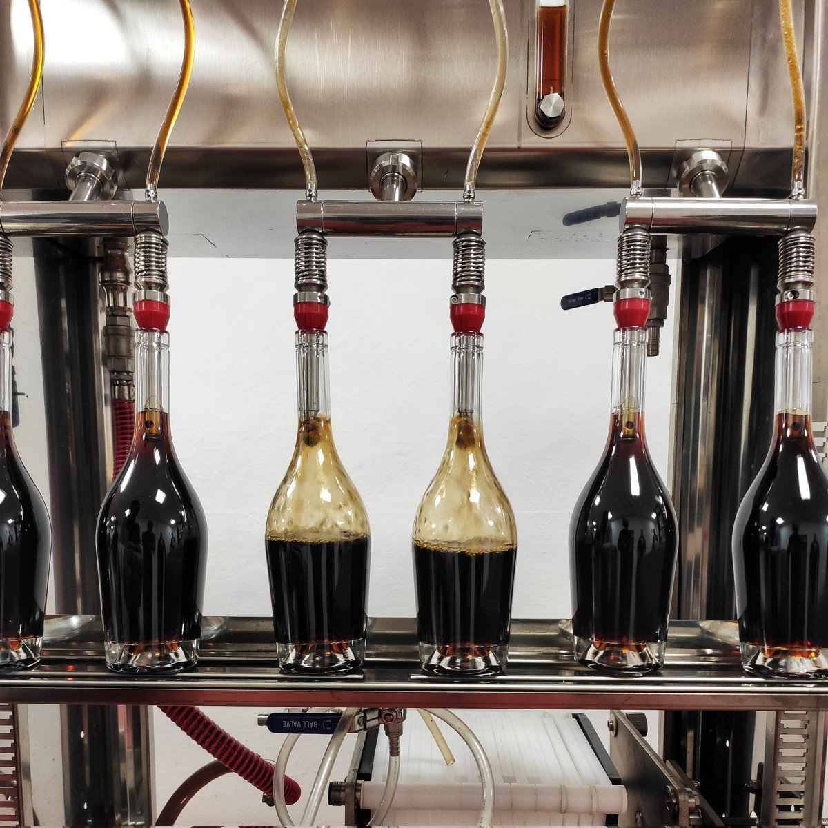 La_Vermutera's tweet photo. ¡Y al sexto mes despertó!
#Vermut #Brandy
#LaVermutera #BodegasSuau https://t.co/cXHhp60sqM