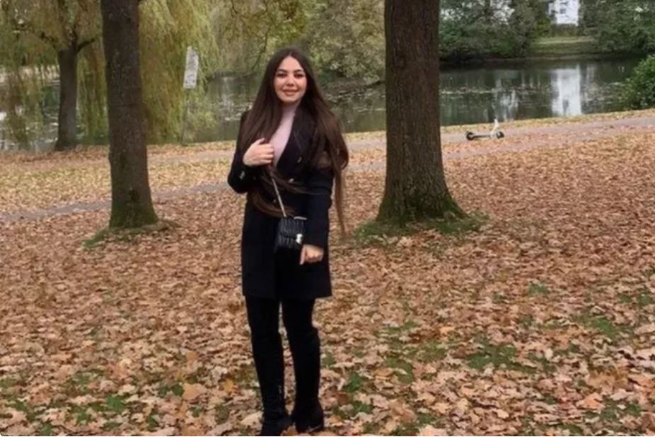 Elle s’appelait Maryam, elle avait 24 ans, venait d’Irak et elle est morte noyée la semaine dernière en tentant de traverser la Manche pour rejoindre son fiancé au Royaume-Uni.

bit.ly/3D5vzz9