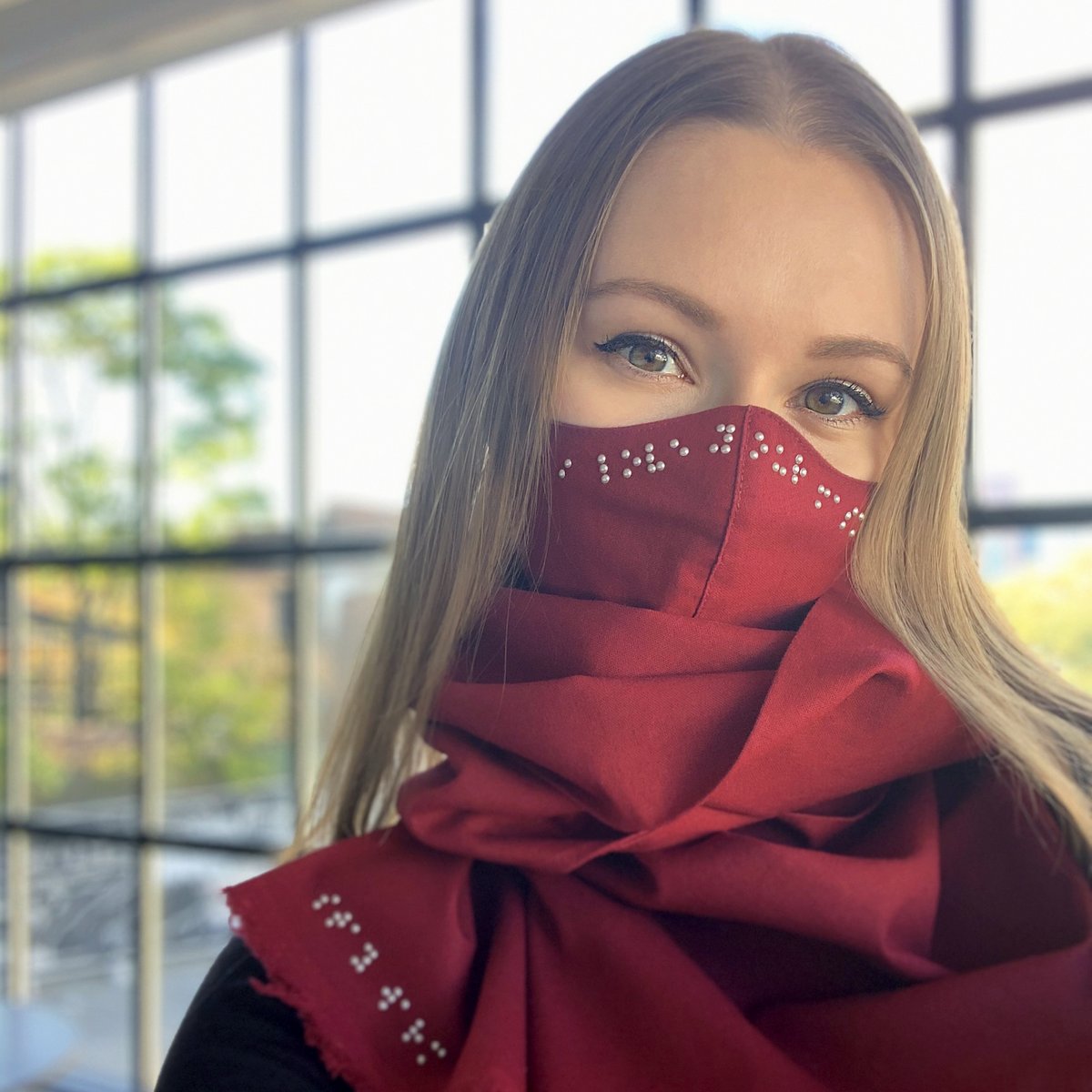 alumnitmu's tweet photo. Diversity includes disability. Alexa Jovanovic's #AilleDesign works with blind and visually impaired communities to create fashion that gives 5% of profits to @AFB1921. Their mask is also on display at the @ROMtoronto!
Check out our Holiday Gift Guide: https://t.co/G4eyh1TF40 https://t.co/8s9lKo7XFH