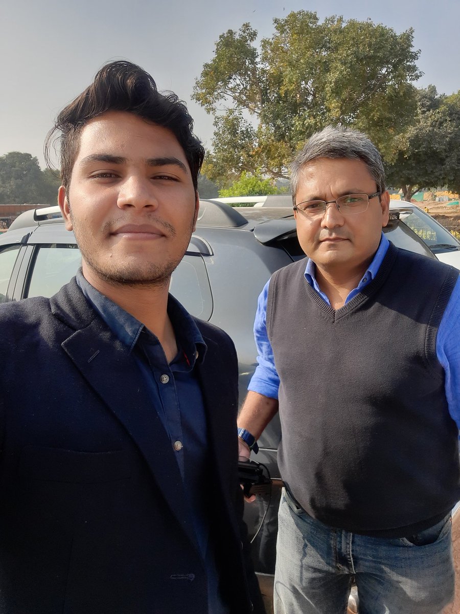 vaibhavparmar05's tweet image. आज संसद के बाहर रिपोर्टिंग के दौरान NDTV के सीनियर पॉलिटिकल और फॉरेन अफेयर्स एडिटर और IIMC में हमें मोबाइल जर्नलिज्म के गुर सिखाने वाले आदरणीय उमाशंकर सर @umashankarsingh (#mojoman) से लंबे समय बाद मुलाकात हो ही गई.😁🙏

#mobilejournalism
#mojoman
@IIMC_India
@umashankarsingh