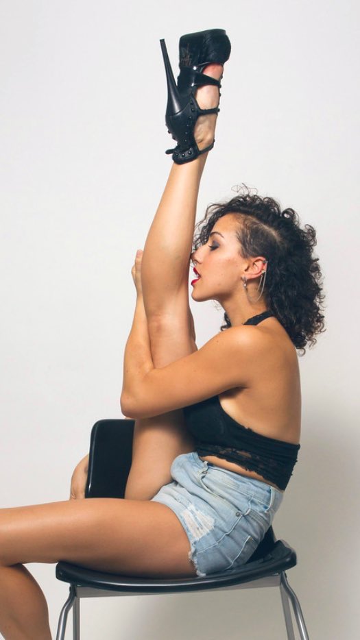 #Kiss someone special for the #holidays #HappyHanukkah #MerryChristmas #elianarose #trailblazer #leavealegacy #skrillexhaircut #heels