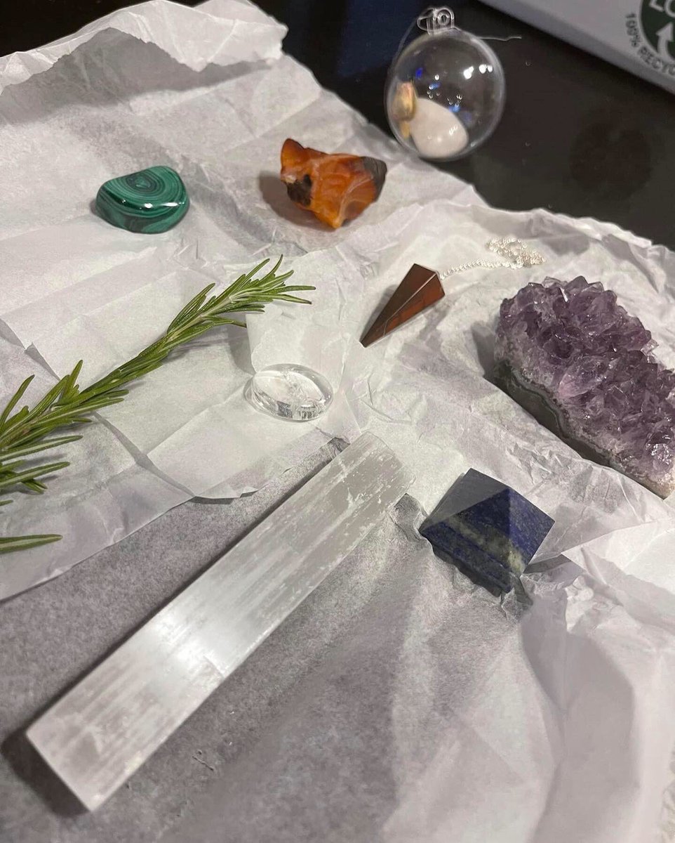 LibraLight1's tweet photo. The Chakra crystal sets are starting to arrive for those booked onto my online course starting Dec 8th! Find out more here: https://t.co/vLl2xriKfu #BlackfridayWeek #CyberMonday2021 https://t.co/XPvKacHeEF