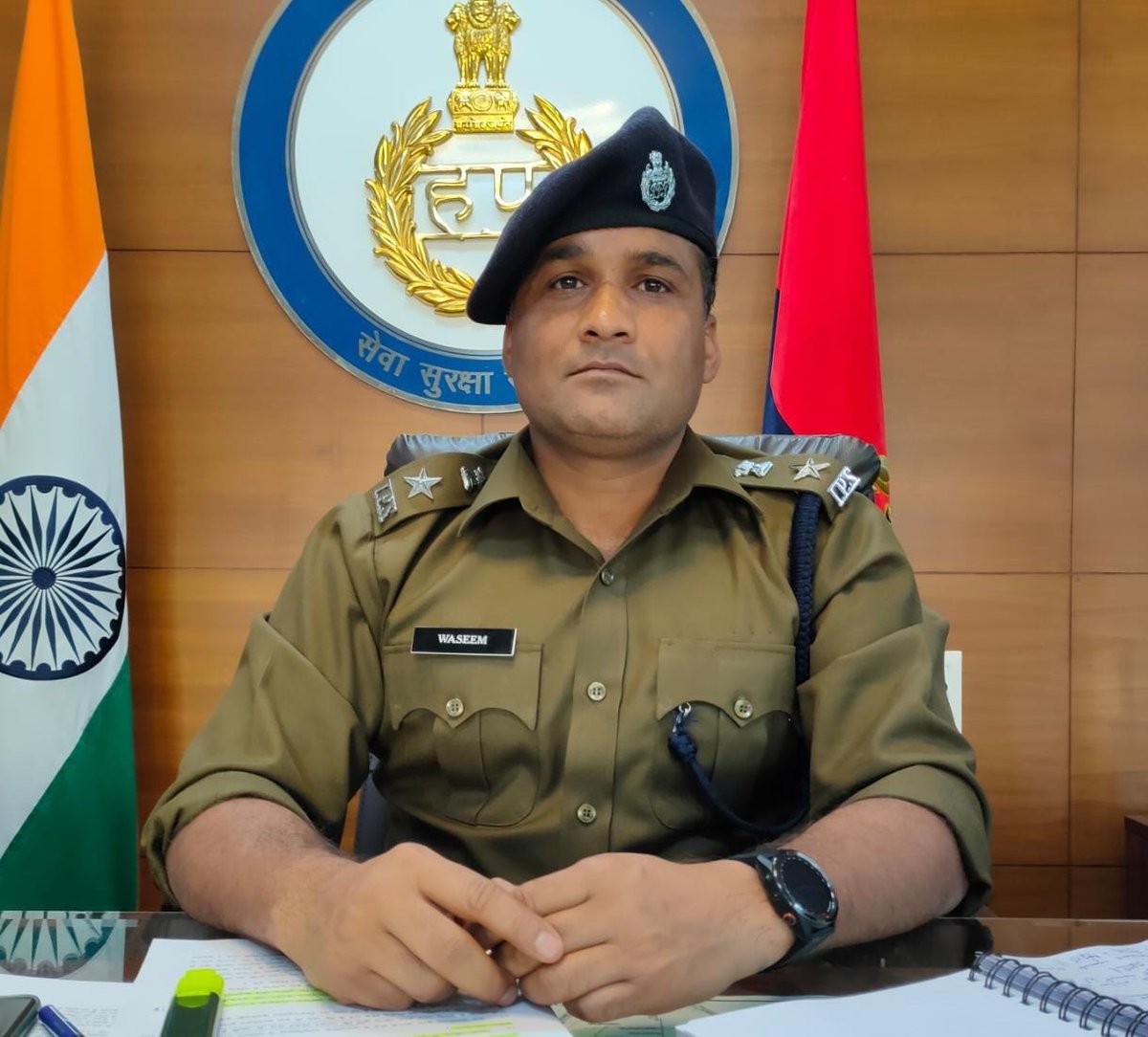jhajjarpolice's tweet photo. ड्यूटी के दौरान सतर्कता एवं सजगता बनाए रखने के लिए जिला में वीआइपी ड्यूटी, नाका तथा पीसीआर/राइडर पर ड्यूटी के दौरान मोबाइल फोन के इस्तेमाल पर #SP श्री वसीम अकरम के आदेशानुसार टीम इंचार्ज को छोड़कर अन्य जवानों के लिए लगाई गई पाबंदी।
@police_haryana 
@nsvirk 
@igrohtak https://t.co/HnQTu4kElo