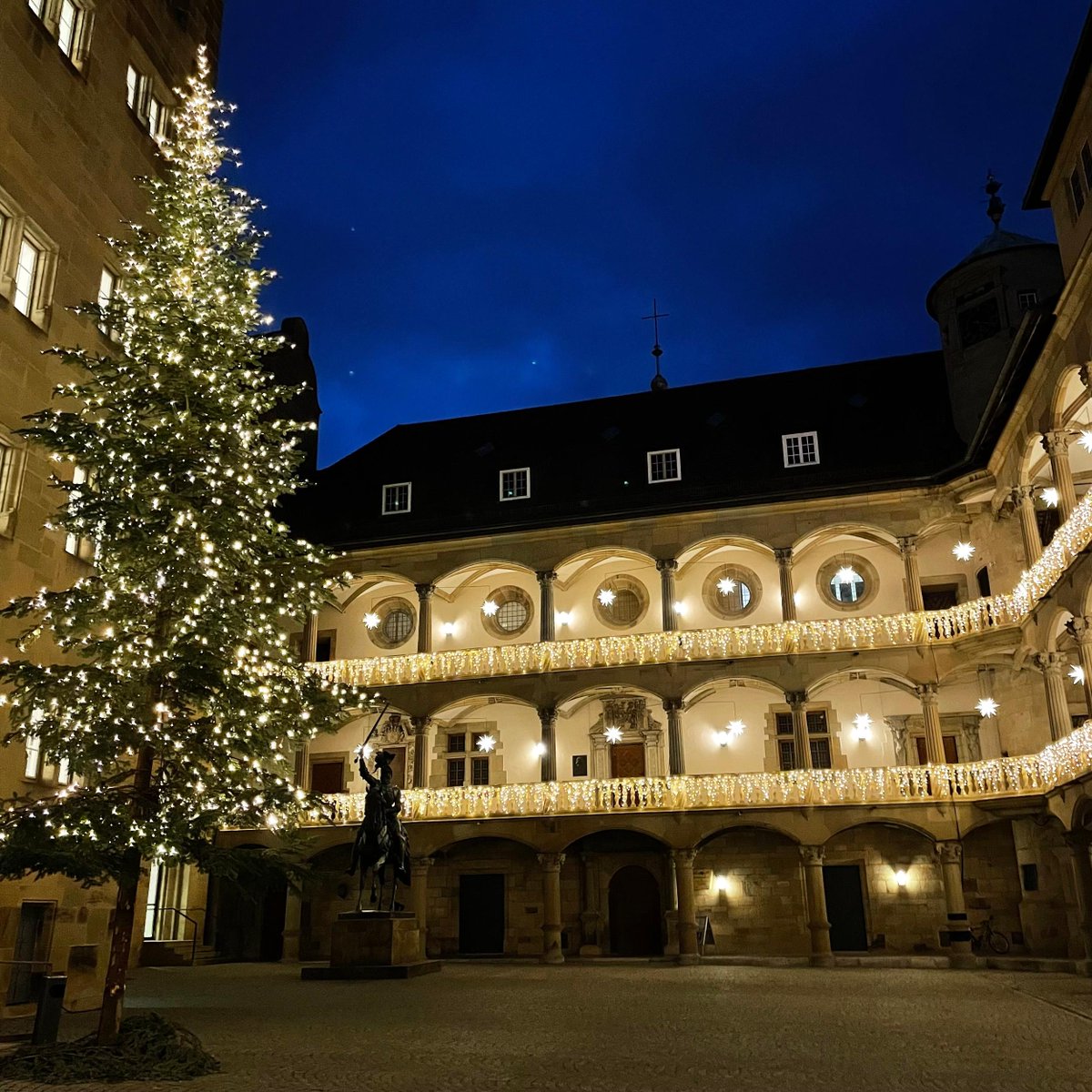 enjoy_stuttgart's tweet photo. Im Innenhof des Alten Schlosses funkelt es nur so um die Wette. ✨  Die Arkaden sind auch so schon ein Hingucker, aber mit der stimmungsvollen Beleuchtung einfach noch schöner! ❤  
#enjoystuttgart https://t.co/6HcoNvMtZ3
