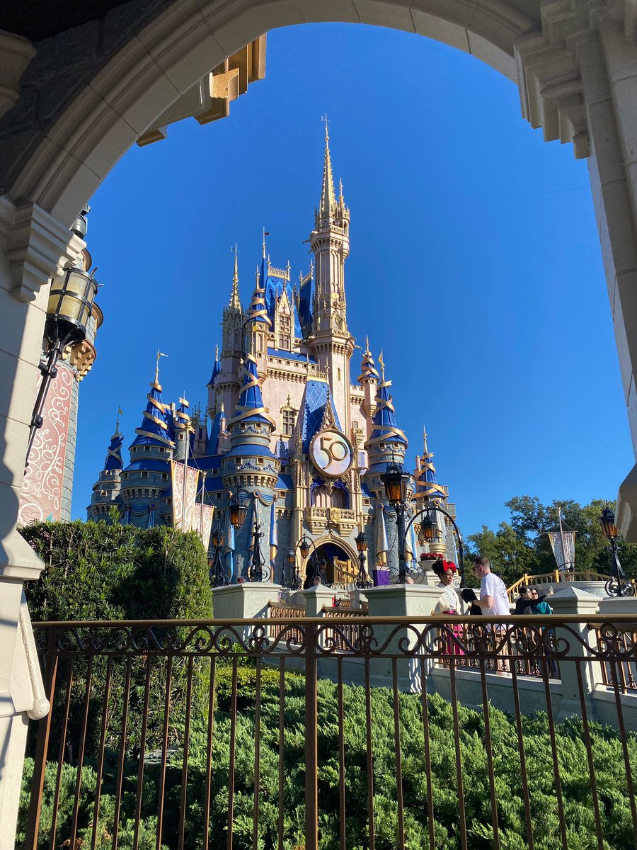 DisneyFoodBlog's tweet photo. ✨ DFB Reporter Jared finds all the BEST 📸 spots! https://t.co/U0xwgr8GGn