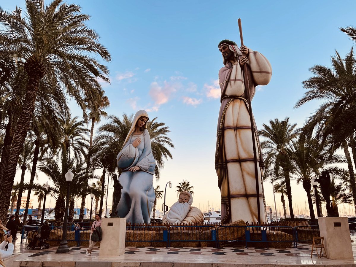 Visita relámpago al nacimiento instalado en la explanada de Alicante, obra de Pachi.