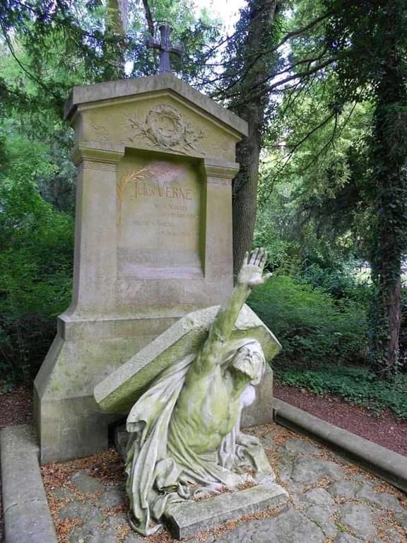 EnsedeCiencia's tweet photo. “Hacia la inmortalidad y la juventud eterna”, una escultura sobre la tumba del famoso escritor Julio Verne, en Cimetière de la Madeleine. https://t.co/xtxs87tW2y