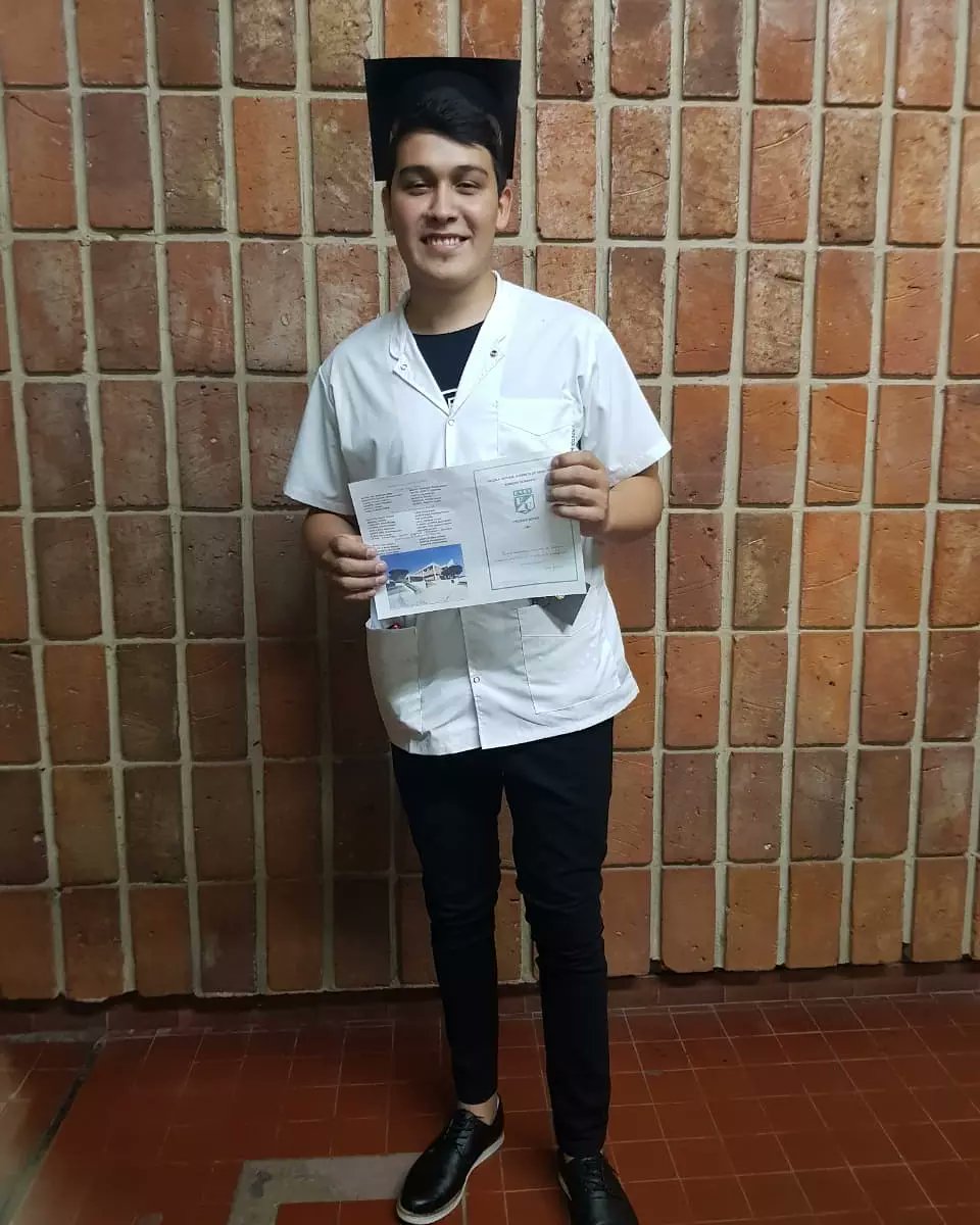 GastonPortillo's tweet photo. La voy a subir acá también porque estoy contento 🎓🎓🎓
5 finales y me recibo. Increíble.
#CasiProfe https://t.co/kx6ZFNXjyP