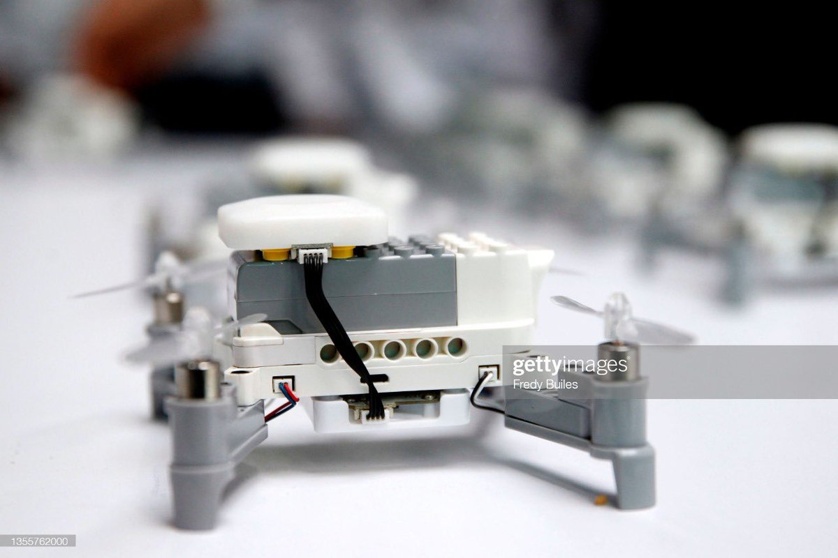 AlcaldiadeMed's tweet photo. ¡Qué talentos en el #ValleDelSoftware 🤩!
📸 Mira las increíbles imágenes que capturó el fotógrafo Fredy Builes en el show de drones, que volaron al ritmo de la Escuela de Música, en el #TechFest2021 ⚙️🎻.

Aquí la galería completa 👉 https://t.co/bLsnpmx7CY. https://t.co/IeBpnAYmHb