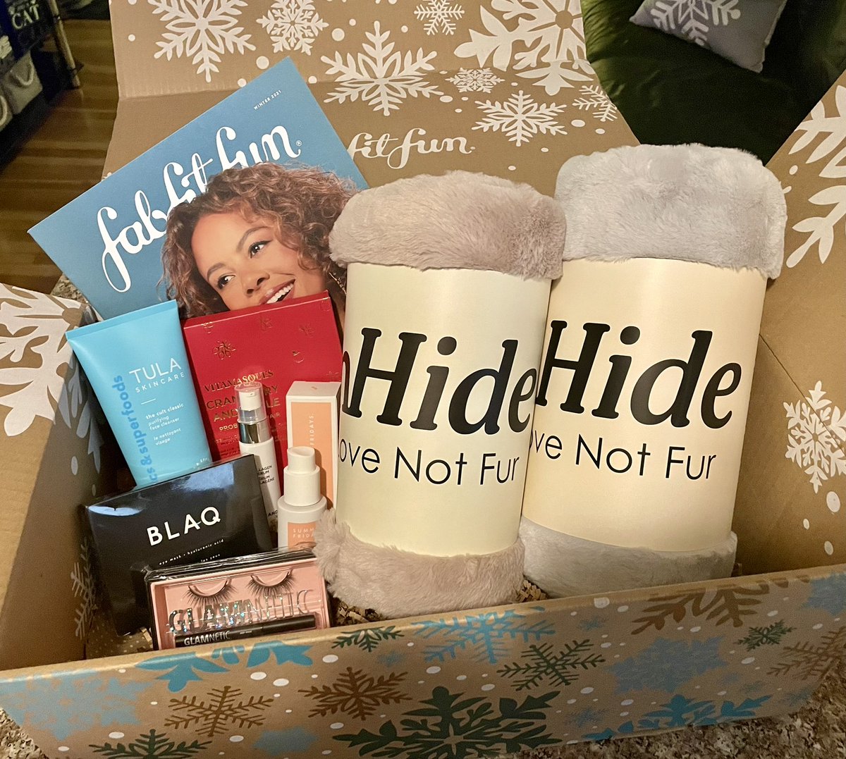 AshleySchultz30's tweet photo. Once again Christmas came early… 

And this time I ordered extra #Unhide blankets as presents!! Love it all!!!

#fabfitfun #fffgiveaway #corazoncabo @FabFitFun @CorazonCabo #3rdYearMember https://t.co/g1JR9TTCy8