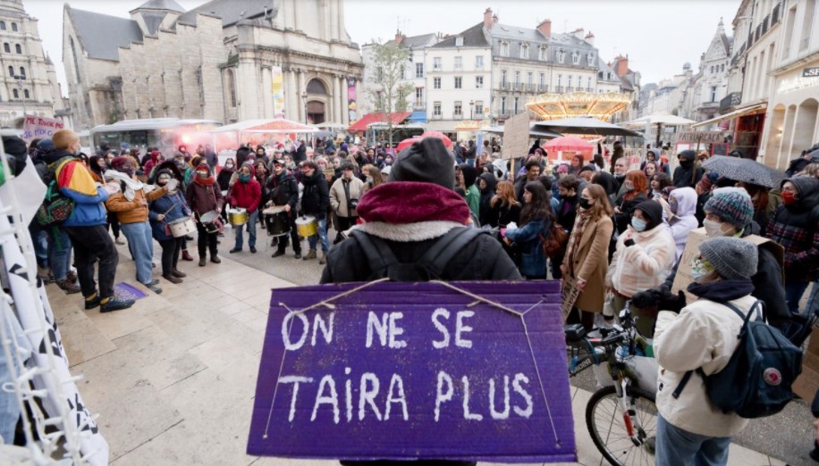 Collectif25nov's tweet photo. On se rencontre bientôt lors d'un apéro féministe, très probablement un de ces mardi de décembre. À vite, avec adelphité 💜🔥🌈🌊

Collectif 25 Novembre

🎵 Écoutez l'bruit du cortège
Écoutez gronder nos colères
Écoutez l'bruit du cortège
Jamais plus on ne va se taire 🥁🎶 https://t.co/ez5zXdcdOn