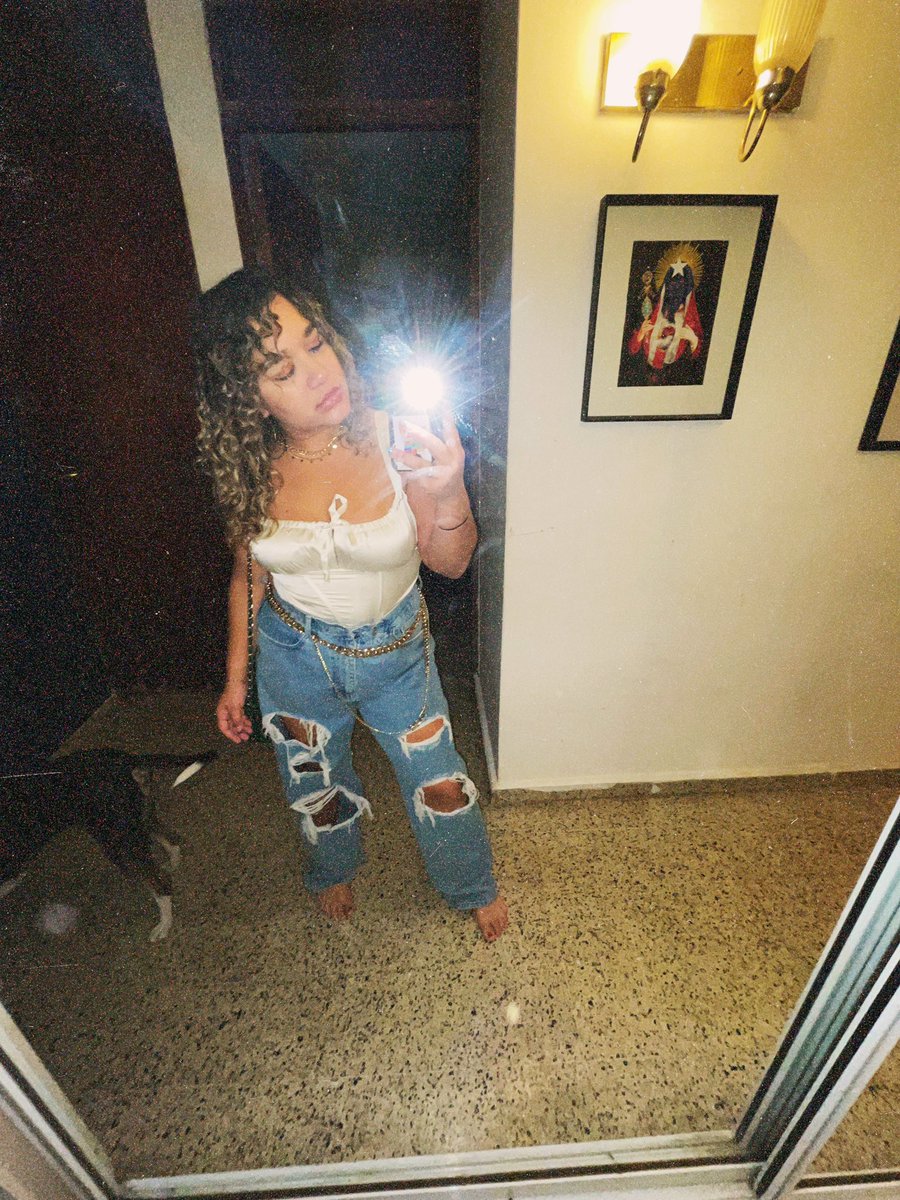 yurianne009's tweet image. Dejé los complejos a un lado y aprendí que el amor propio es lo más lindo que existe🤍 #weekenddump #KarolGconcert