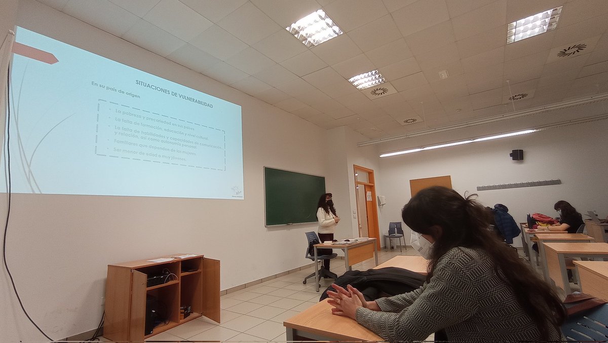 Hoy asistimos al taller "la situación de las mujeres prostituidas y la trata de personas con fines sexuales". El alumnado de <a href="/feyts_uva/">feyts_uva</a> aprendiendo de las grandes profesionales de <a href="/CentroAlbor/">Centro ALBOR - Oblatas</a> #ViolenciaDeGenero