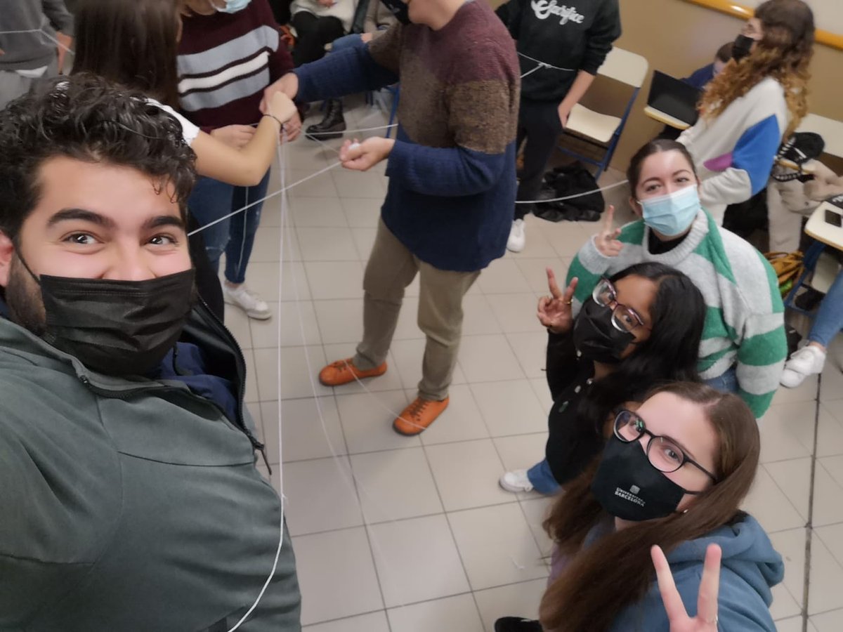 Soedso21's tweet photo. Què millor manera d'entendre l'acció comunitària que fent una dinàmica on treballem la cooperació, la cohesió, la comunicació... 
#repteseduso21 https://t.co/ZocEjo4u73
