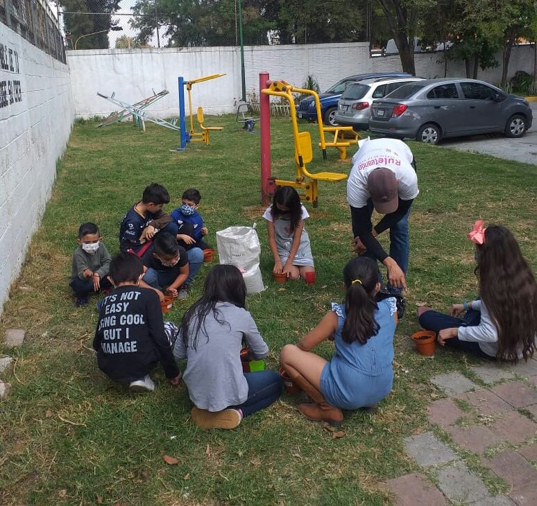 HABITUSAC's tweet photo. Este domingo 28, estuvimos con las infancias de la Unidad Habitacional San Pablo Xalpa, #ForjandoHabitus con una actividad de siembra en colaboración con @ElRuleOficial @CulturaCiudadMx Construyendo espacio público en comunidad. Sistema Milpa @SEPICDMX @cyberserna #Ruleteando https://t.co/z9s624RbpN
