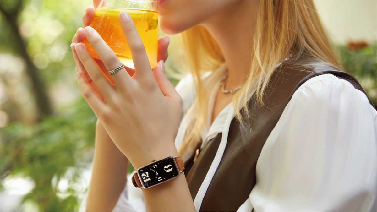 HuaweiMobilePT's tweet photo. Desfrute da verdadeira elegância do design clássico retangular do #HUAWEIWatchFitmini. A sua moldura metálica e redonda, adiciona uma elegância intemporal ao seu estilo.
Adquira já o seu aqui: https://t.co/OAoOShXTza https://t.co/FVogkjdrJl