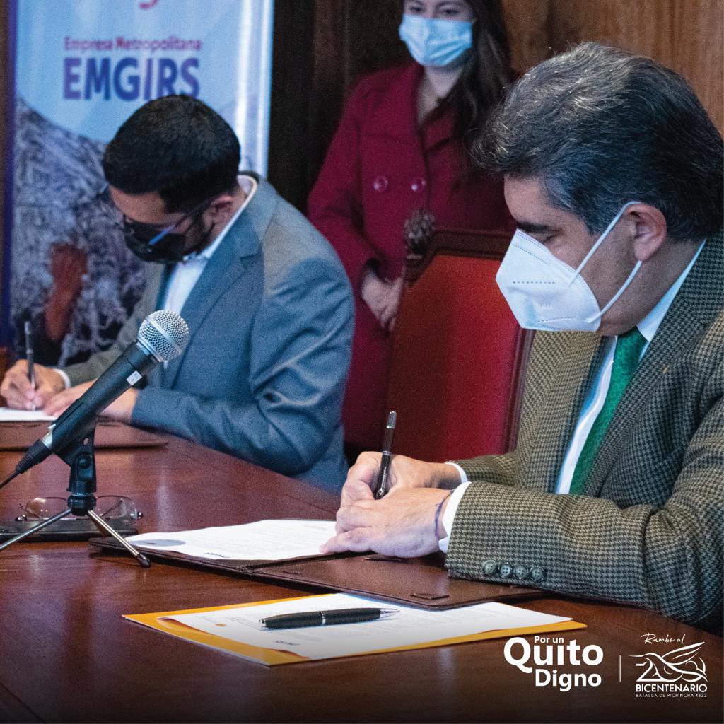 EMGIRSEP's tweet photo. ¡Promovemos convenios que impulsen el reciclaje! ♻️

Hoy firmamos un convenio con la @uasbecuador a través del cual podremos capacitar a los gestores ambientales de nuestra ciudad para que amplíen sus conocimientos y los apliquen en sus labores diarias. 💪🏼 https://t.co/Kzyr9ESJ57