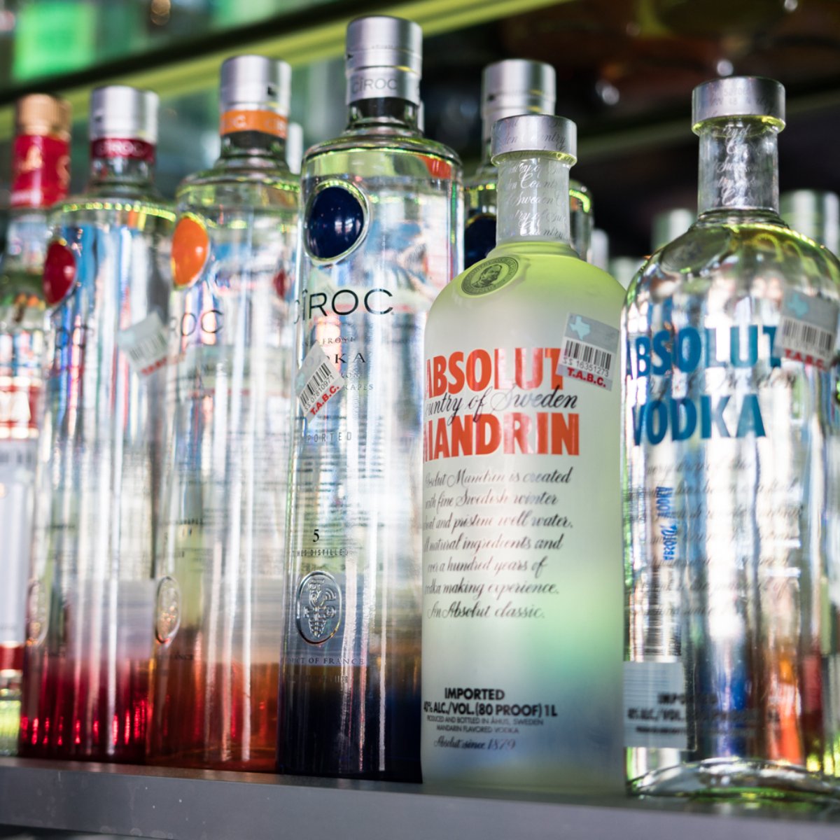 ShellShackPlano's tweet photo. Don't let our liquor selection overwhelm you. Our bartenders are always happy to offer cocktail recommendations that will pair perfectly with your meal! #ShellShackPlano https://t.co/JgwWdpu8al