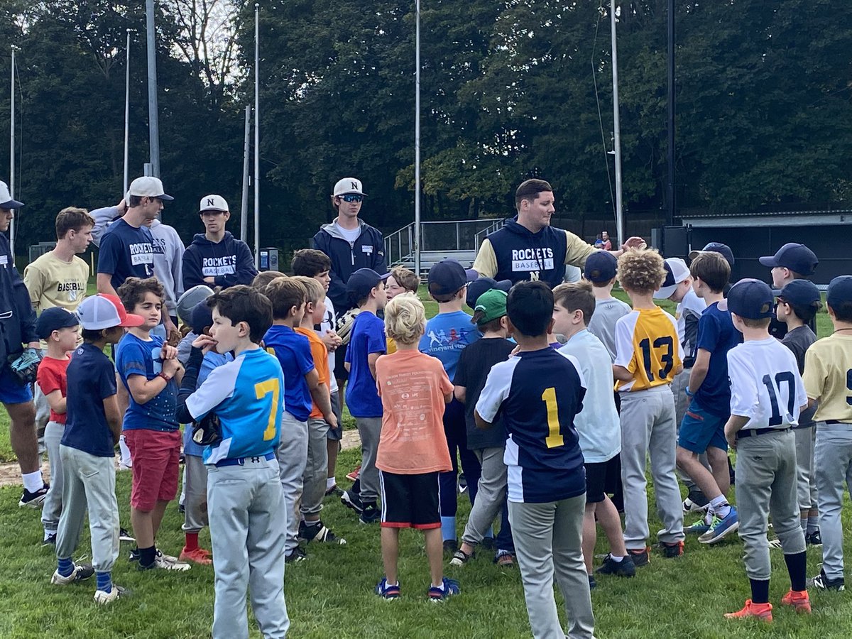 needham_base's tweet photo. This fall, our boys did a tremendous job giving back to the community! Check out some photos from our Fall Clinic and Volunteer Day at the Salvation Army! #needhambaseball #needham #needhamhighschool https://t.co/30eY6NdiJA