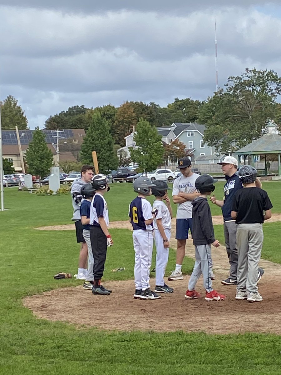 needham_base's tweet photo. This fall, our boys did a tremendous job giving back to the community! Check out some photos from our Fall Clinic and Volunteer Day at the Salvation Army! #needhambaseball #needham #needhamhighschool https://t.co/30eY6NdiJA