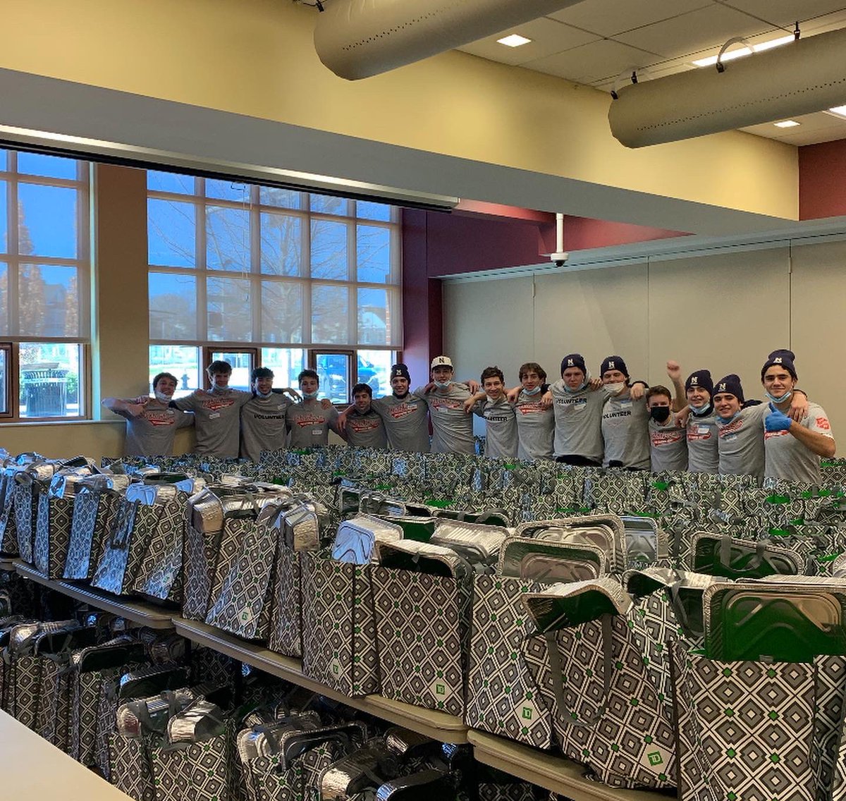 needham_base's tweet photo. This fall, our boys did a tremendous job giving back to the community! Check out some photos from our Fall Clinic and Volunteer Day at the Salvation Army! #needhambaseball #needham #needhamhighschool https://t.co/30eY6NdiJA