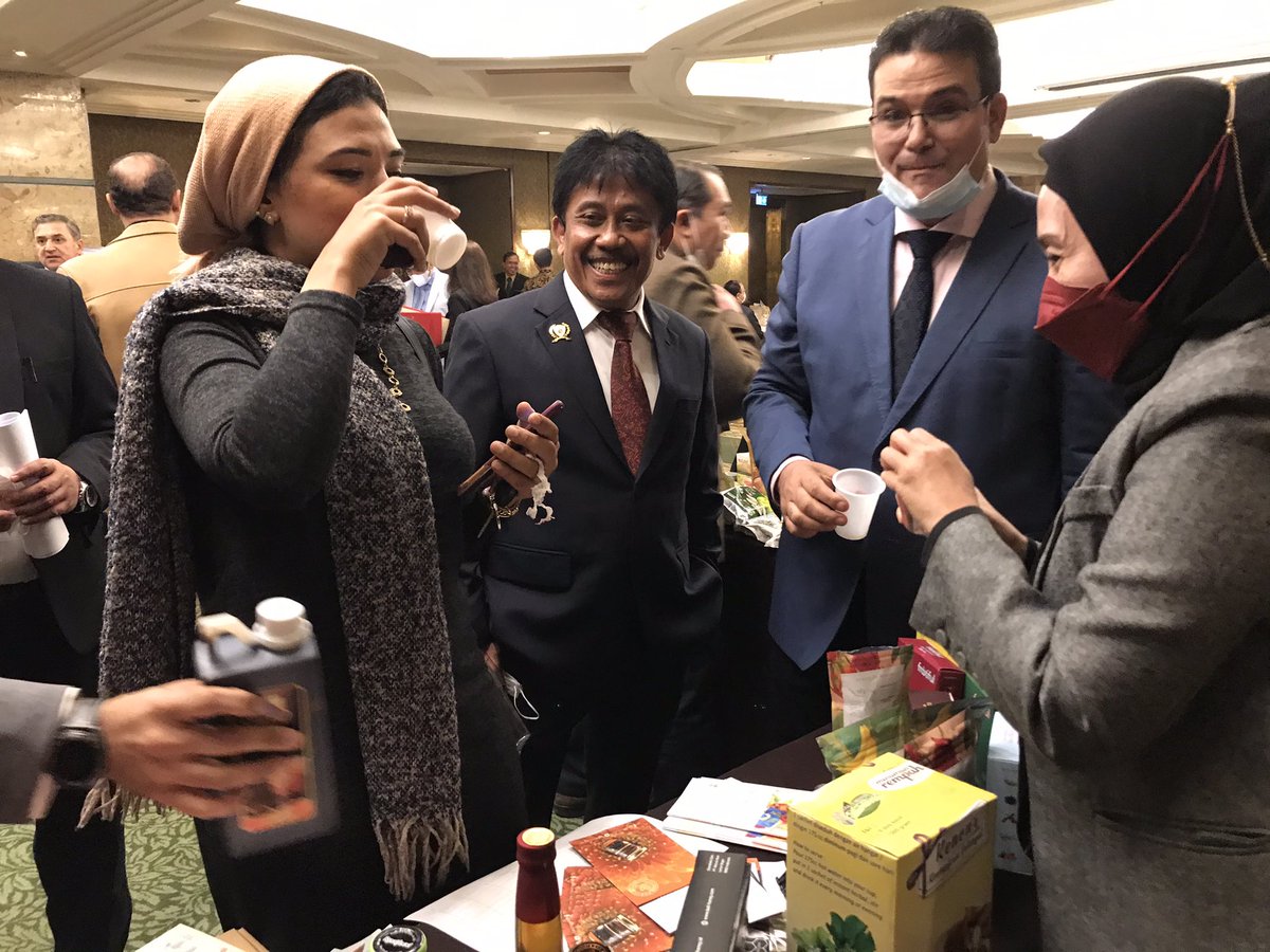 BarantinRI's tweet photo. Selasa (29/11), Kepala @Barantan_RI , Bambang saat pimpin Delri #Odicoff, menyaksikan penandatangan kerjasama dagang antara pelaku usaha Indonesia &amp;  Mesir, dengan nilai Rp. 366,7 miliar.

Kontrak baru ini  u/komoditas kopi 🇮🇩 yg makin diminati di pasar Mesir. 
.
#Gratieks https://t.co/n81dvuxIra