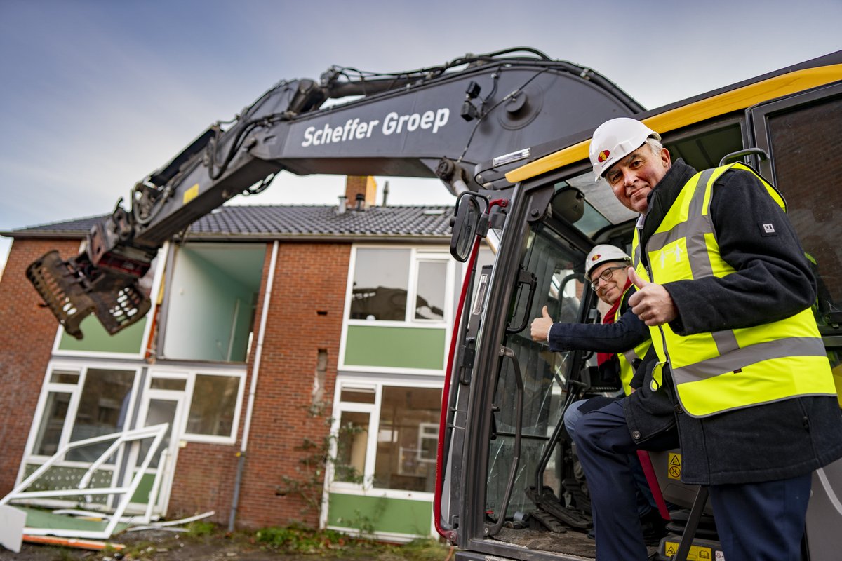 De eerste stap van een nieuw begin!
<a href="/roelandvdschaaf/">Roeland vd Schaaf</a> en Sije Holwerda van De Huismeesters hanteerden vanmiddag de graafmachine bij de starthandeling voor de sloop van de eerste woningen aan de Vlierstraat. In april 2022 start op deze plek de bouw van de nieuwe gezinswoningen.